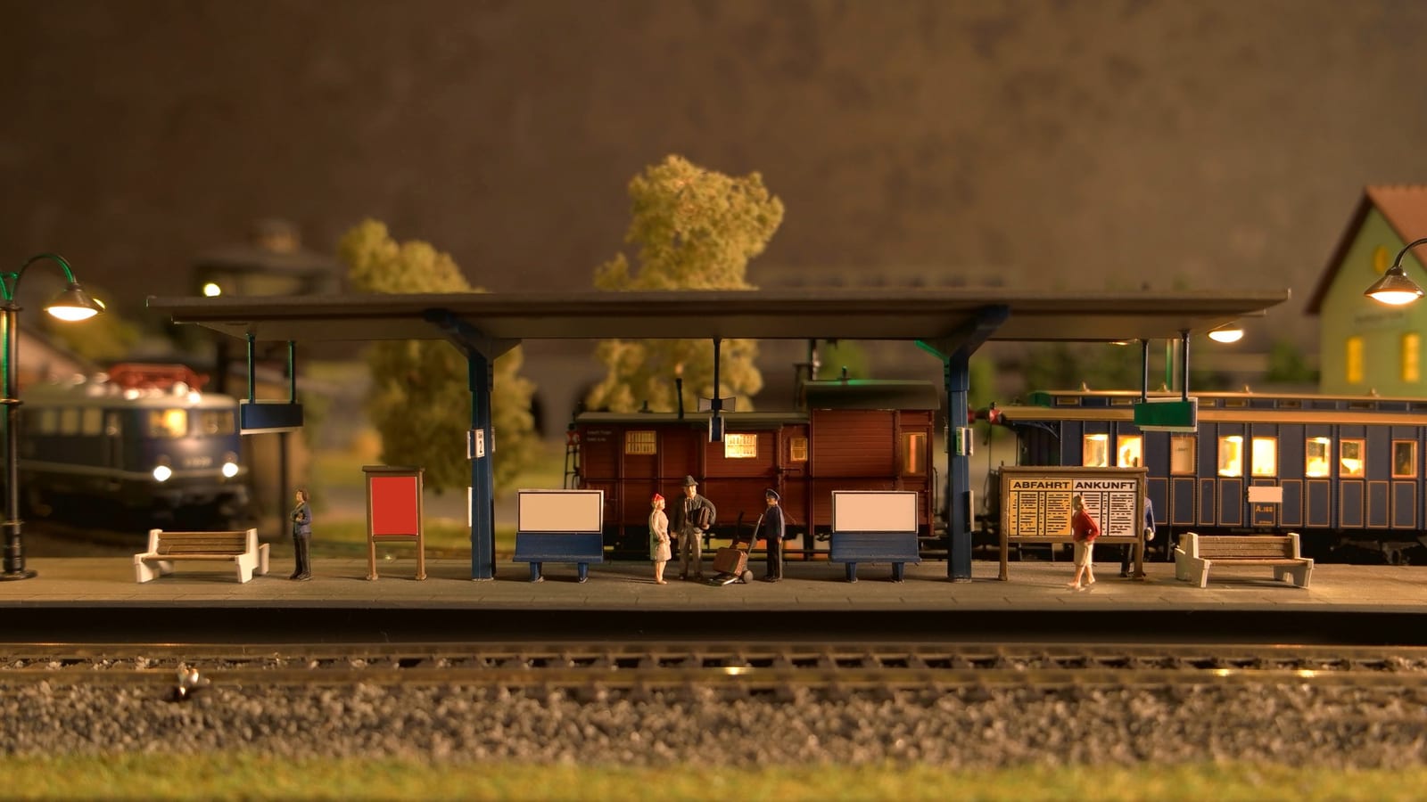 Trem de brinquedo colorido com vagões sobre trilhos de madeira